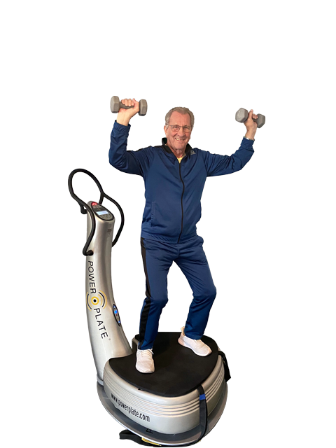 mann mit hanteln auf powerplate